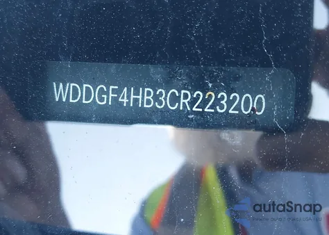 2012 Mercedes-Benz C 250 Luxury/Sport z USA, uszkodzony, nr VIN WDDGF4HB3CR223200